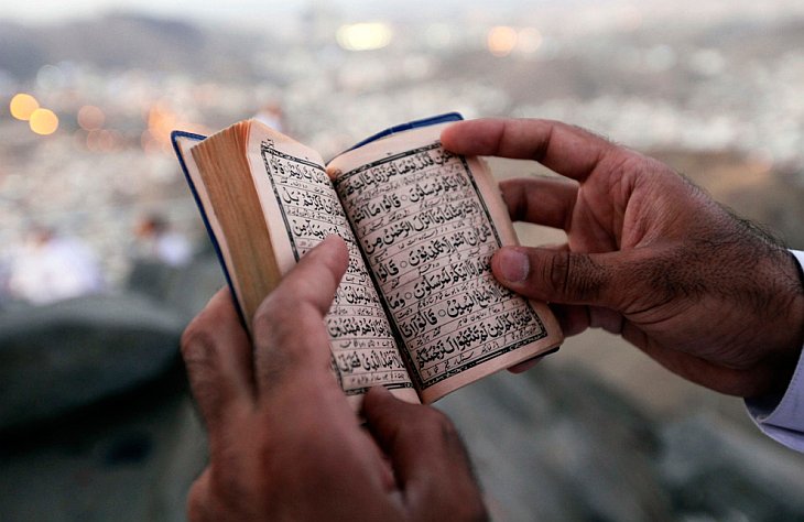 Паломник читает Коран на горе Жабаль-ан-Нур