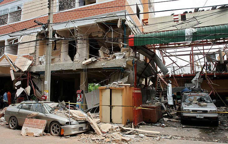 Место взрыва бомбы в жилом комплексе недалеко от Бангкока
