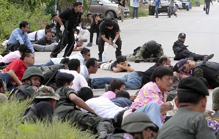 Тайская служба безопасности и прохожие легли в укрытие