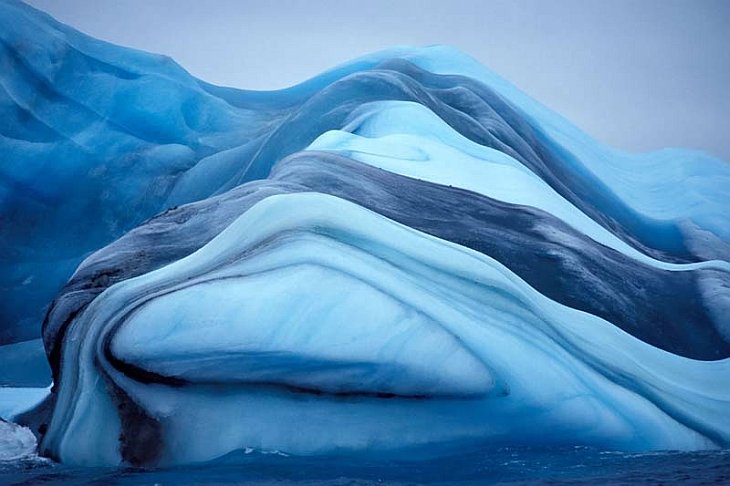 Разноцветный айсберг с красивыми голубыми полосами