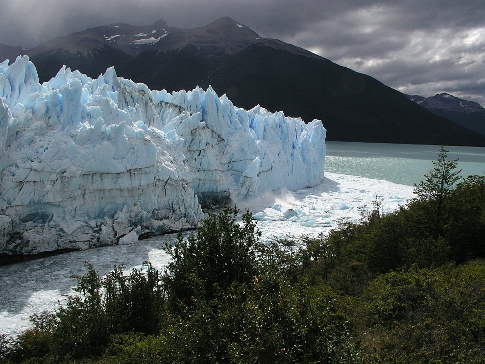 Снова падающие айсберги, ледник Перито-Морено в Аргентине