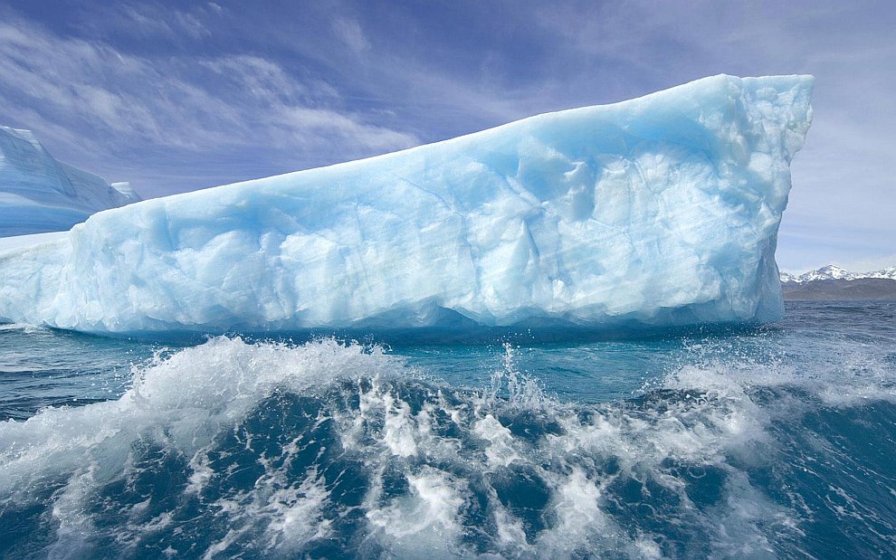 Голубой айсберг в Гренландии