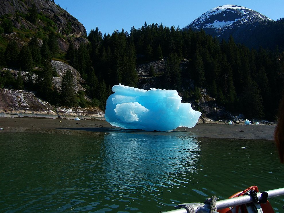 Голубой айсберг на берегу Аляски