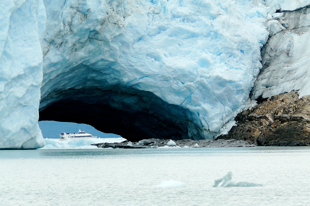 Тоннель в леднике Перито-Морено, Аргентина