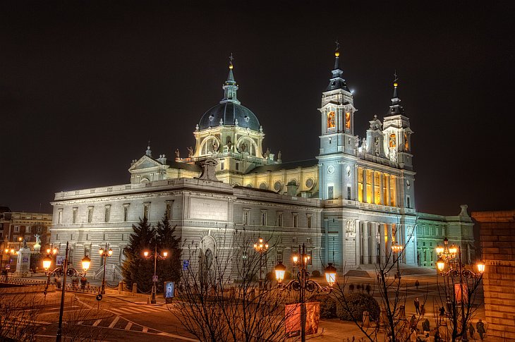 Кафедральный собор Альмудена в Мадриде