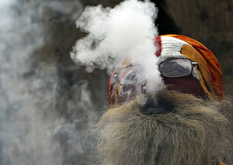 Курящие марихуану около храма в столице Напала в честь индусского бога Шива