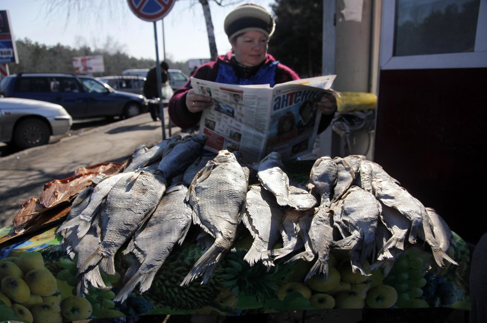 Продавщица сушеной рыбы на обочине дороги в Кишиневе