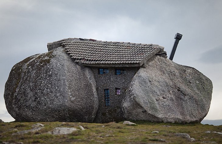В Португалии, в 1973 построен удивительный дом. Дом построен между огромными камнями, которые заменяют ему стены.