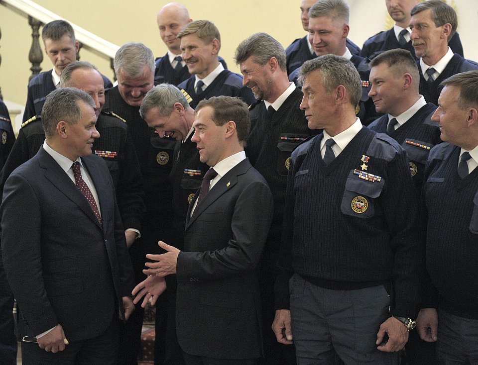 Дмитрий Медведев принял в Кремле сотрудников МЧС