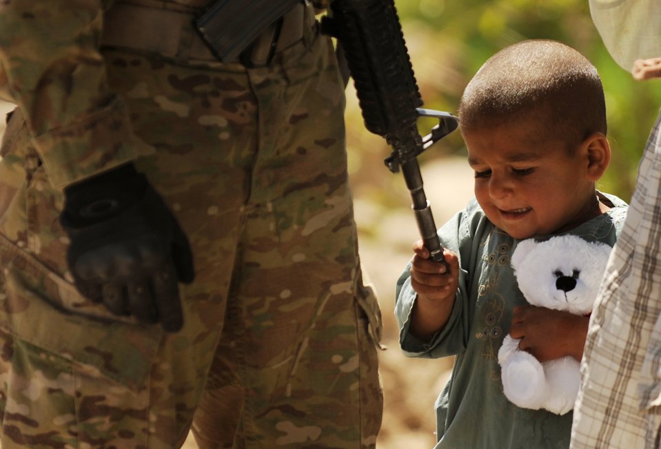 Афганский мальчик и американский солдат
