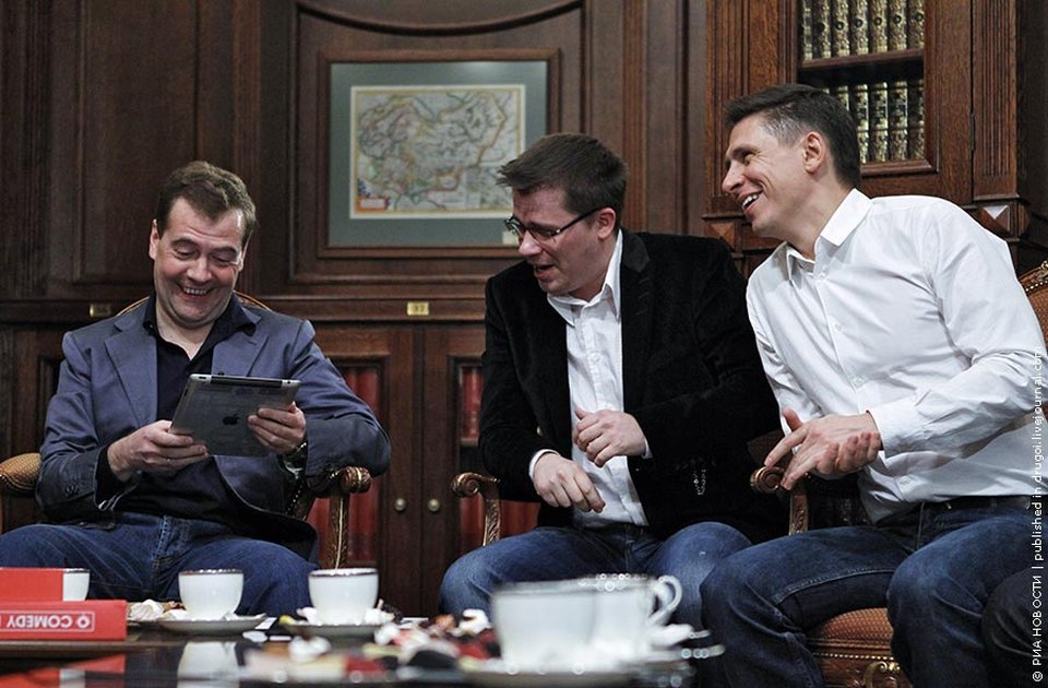 Участники проекта Камеди Клаб Гарик Харламов и Тимур Батрутдинов посетили президента России Дмитрия Медведева в резиденции «Горки» и подарили ему iPad 2