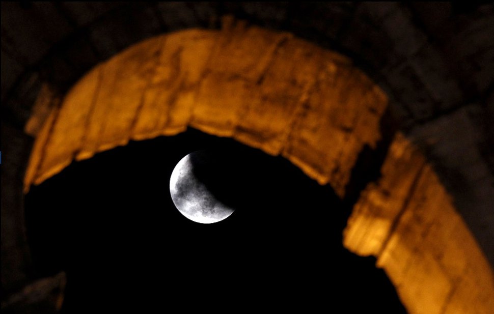 6. Лунное затмение над Колизеем, Рим.