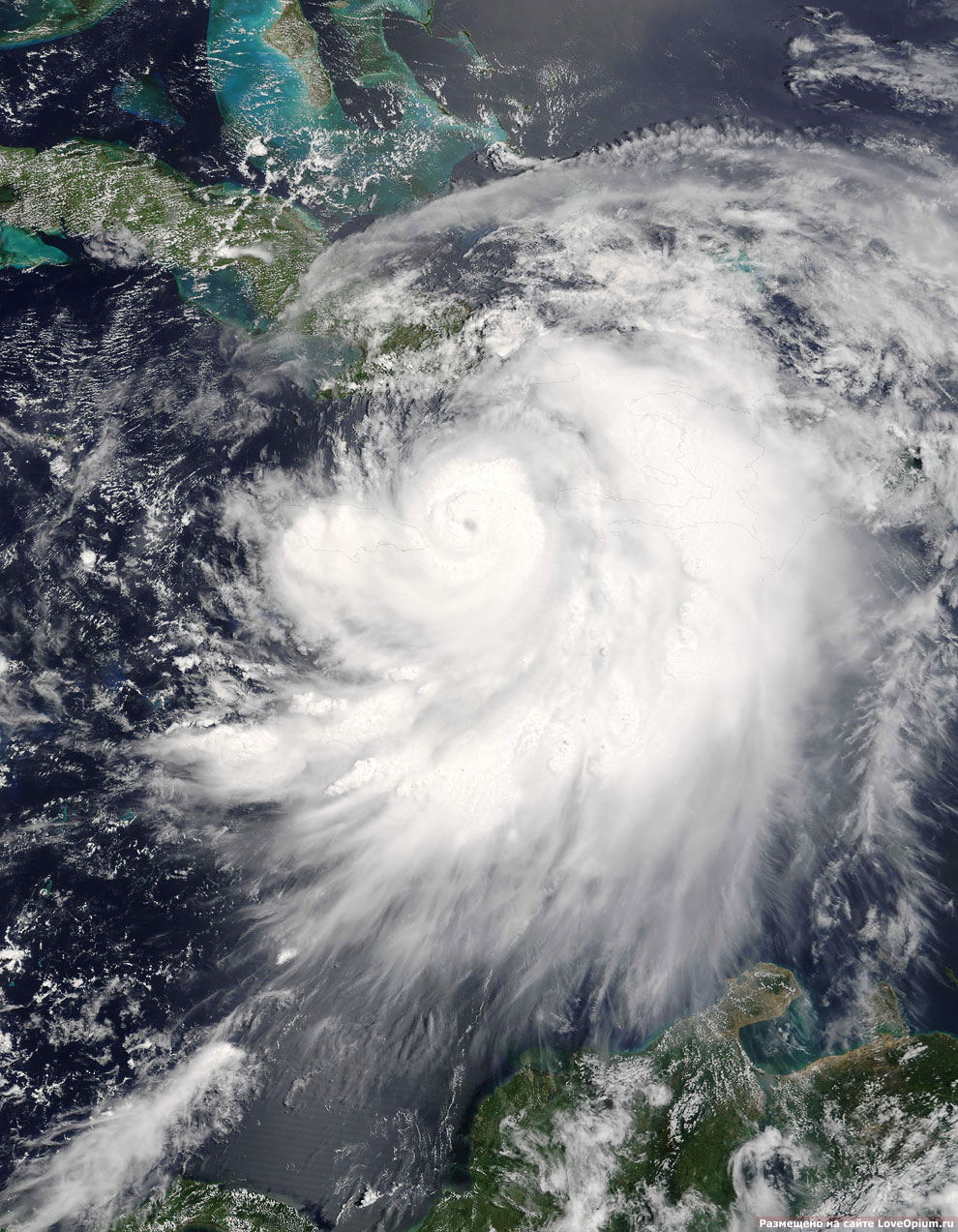 Спутниковый снимок урагана Дэннис