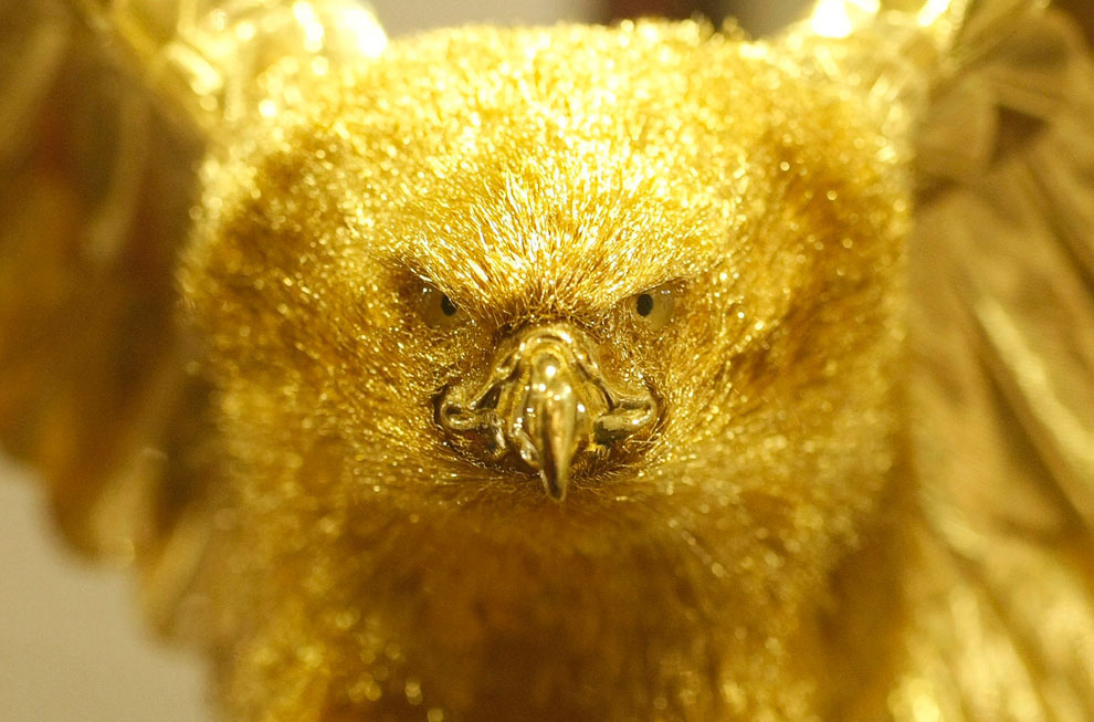 Золотая статуя хищной птицы