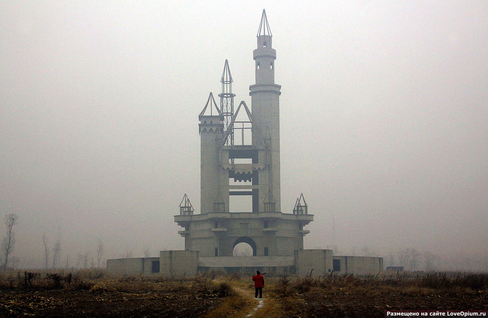 Заброшенный парк развлечений «Страна чудес» в Китае 