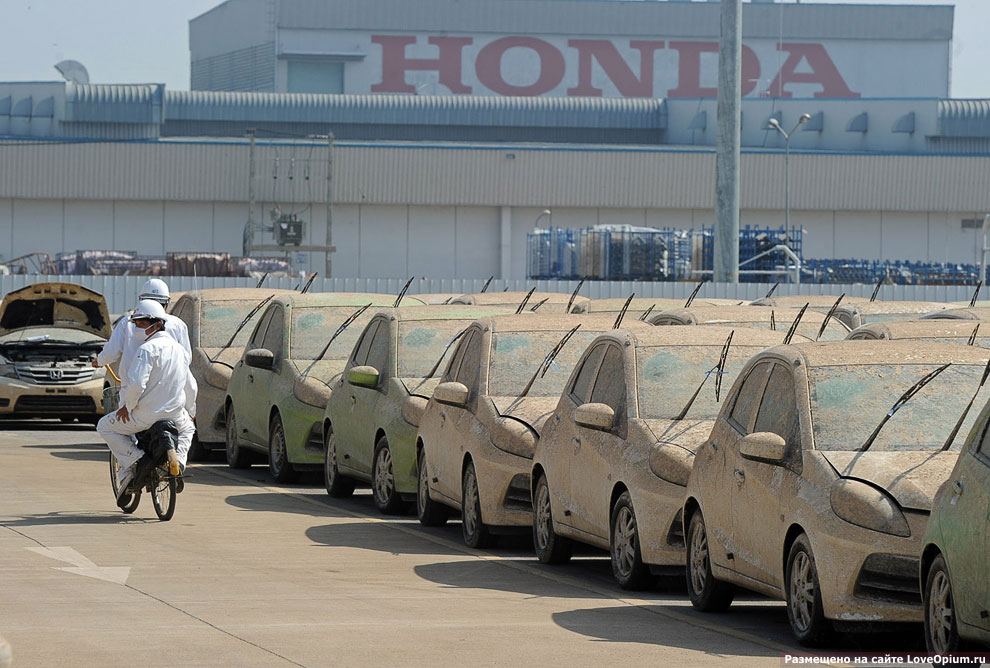 Утилизация автомобилей компанией Honda после наводнения в Таиланде