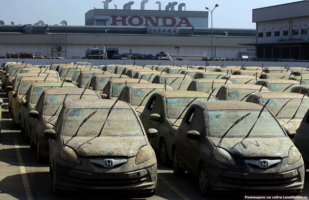 Утилизация автомобилей компанией Honda после наводнения в Таиланде