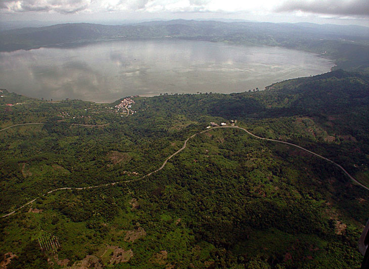 Озеро Босумтви внутри ударного кратера (Гана)