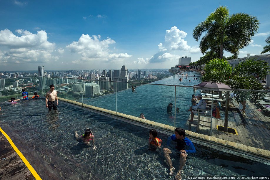 Отель Marina Bay Sands в Сингапуре: бассейн на краю бездны