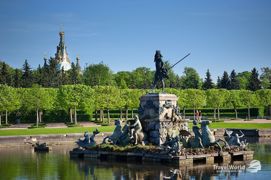 Центральная композиция Верхнего сада — фонтан «Нептун»