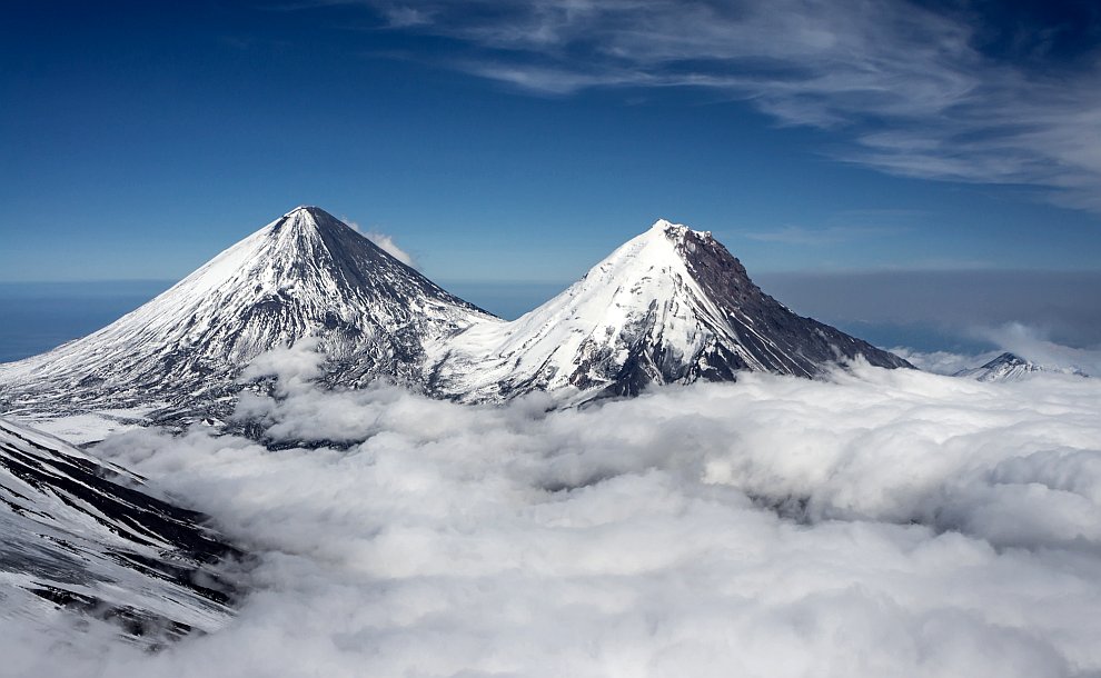 Вулканы Ключевская сопка — самый высокий вулкан в России (слева) и Камень