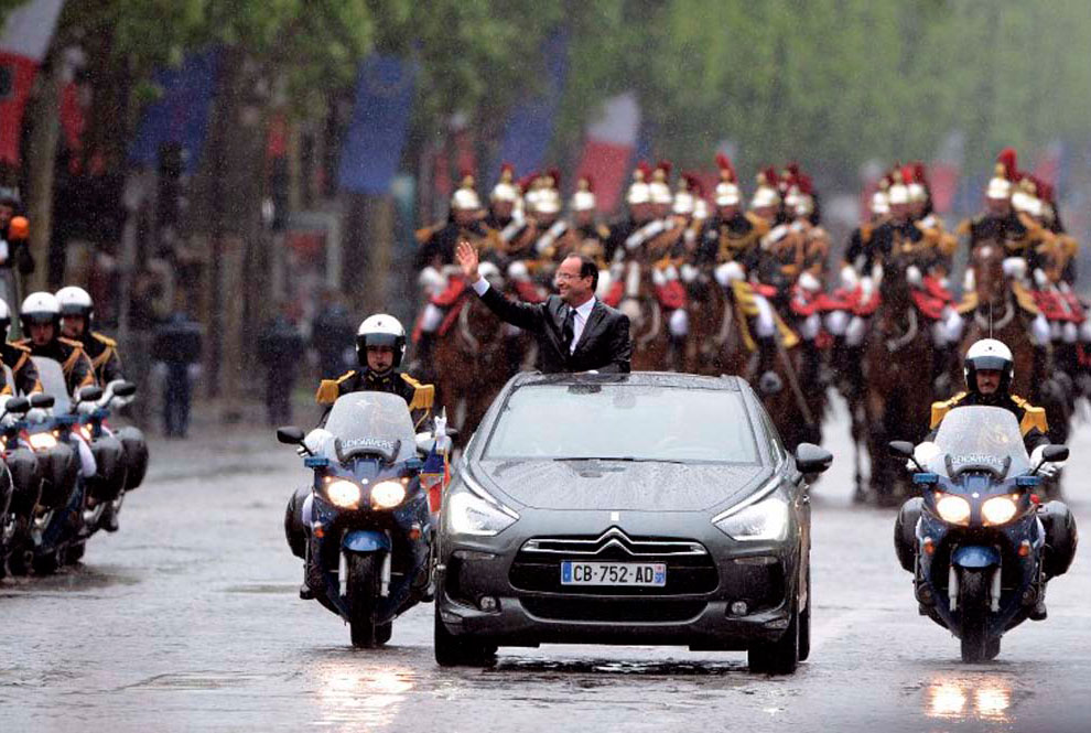 15 мая 2012 в Елисейском дворце в Париже прошла церемония передачи власти от Николя Саркози