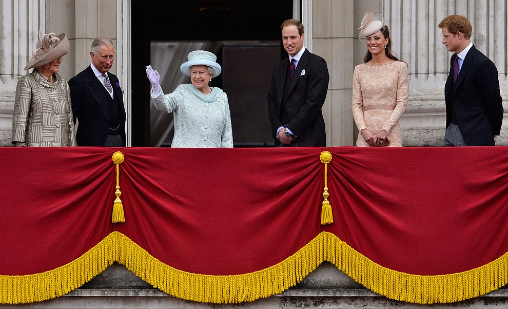 Вся королевская семья на балконе Букингемского дворца