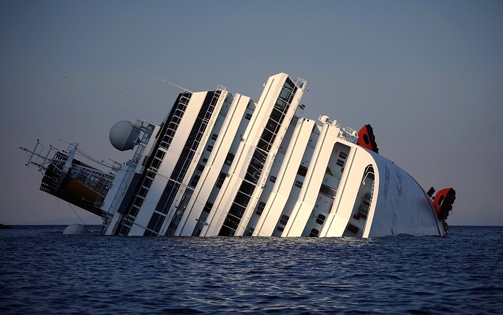 Costa Concordia (Коста Конкордия), на борту которого находились более 4 200 человек, потерпел крушение около острова Джильо у берегов области Тоскана в Италии