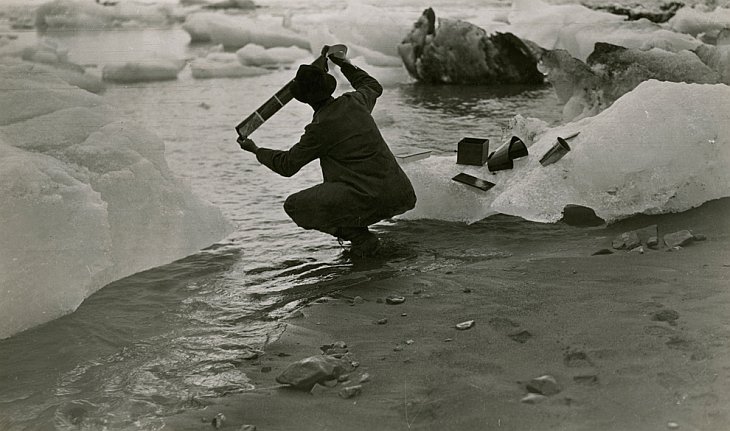 Фотограф на Аляске моет пленку со снимками в талой воде