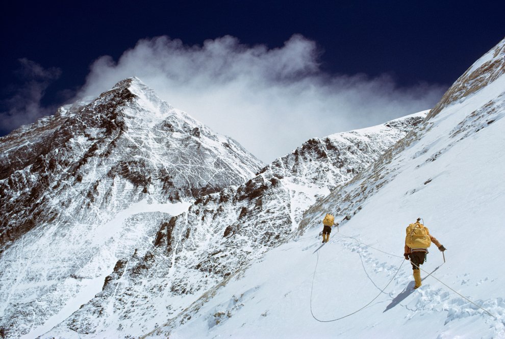 Первая американская команда штурмует гору Эверест