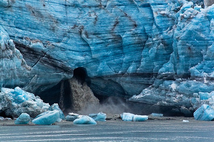 На фотографии виден водопад из-под ледника Lamplugh