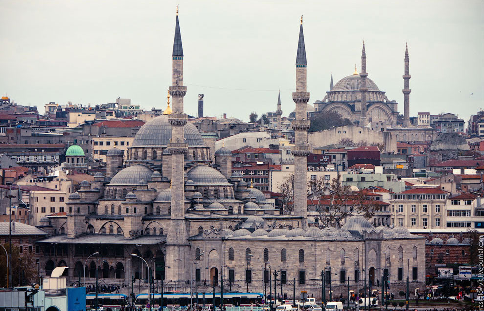 Стамбул — город мечетей. На первом плане — Новая Мечеть, позади — Мечеть Нуруосмание