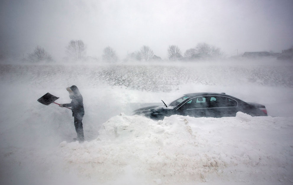 Как харьковских водителей из снега вытаскивали (ФОТО)