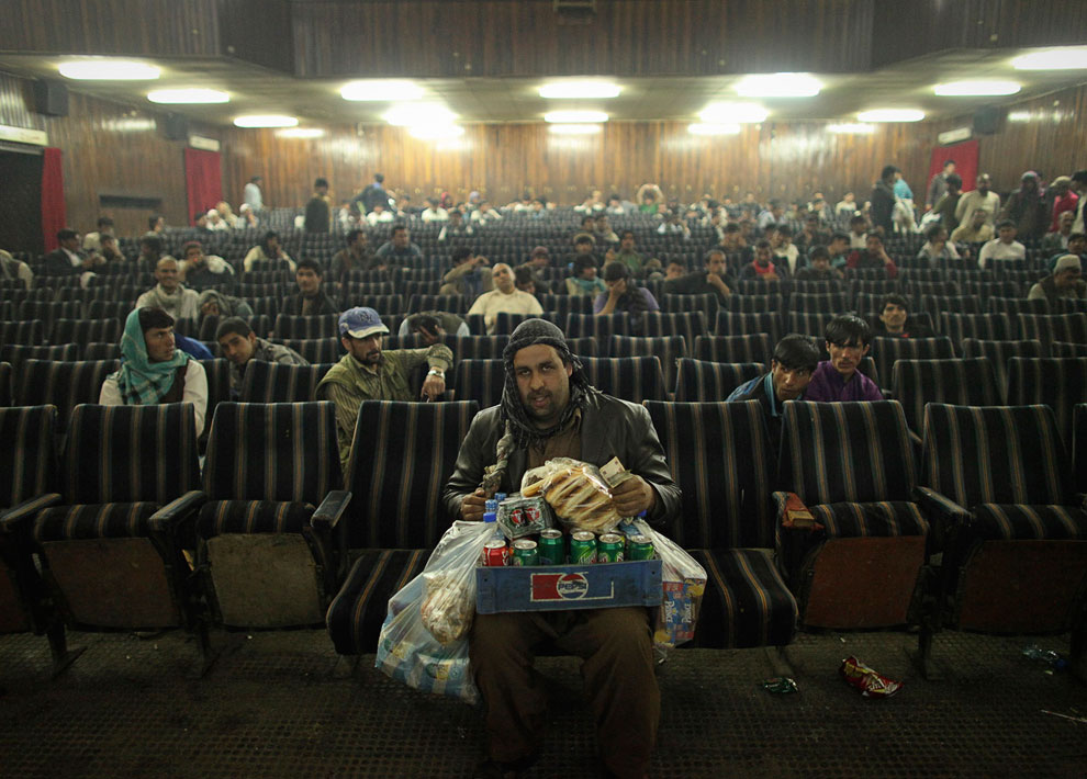 Сотрудник кинотеатра «Памир» продает закуски и воду во время перерыва