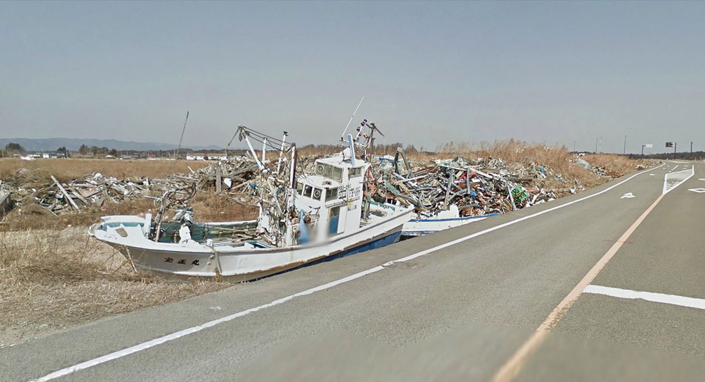 Рыбацкие лодки, вынесенные на берег цунами
