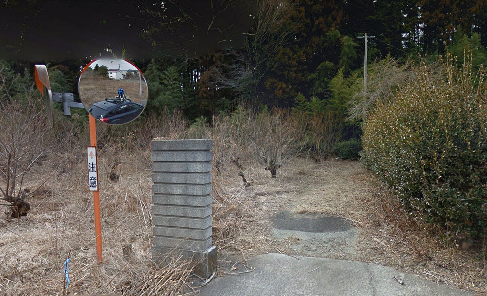 В отражении можно увидеть автомобиль проекта Google Street View и специальную камеру с обзором 360 градусов, которой и велась эта съемка
