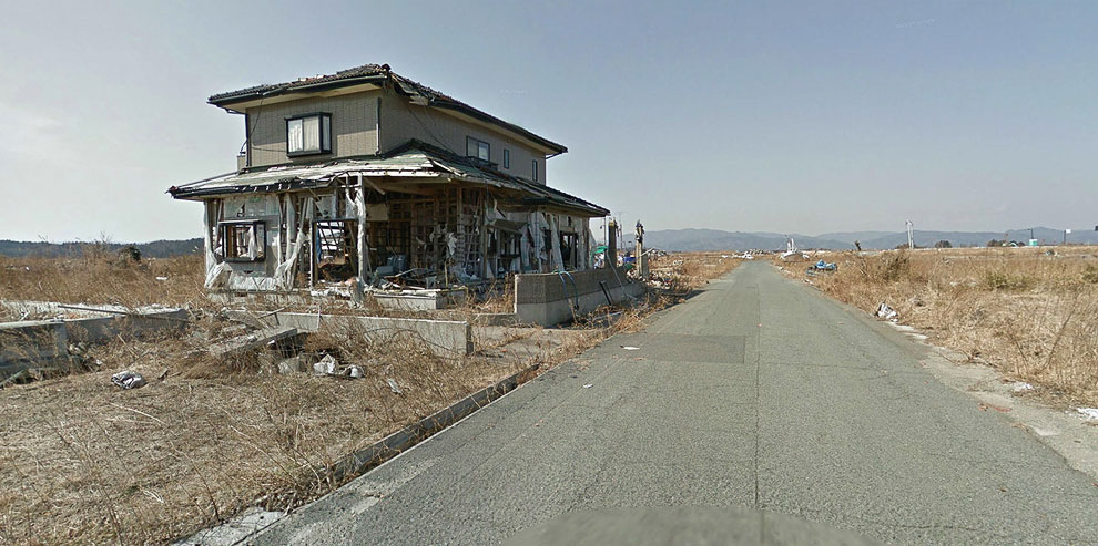 Разрушенный, но уцелевший дом в районе, который сильно пострадал от цунами