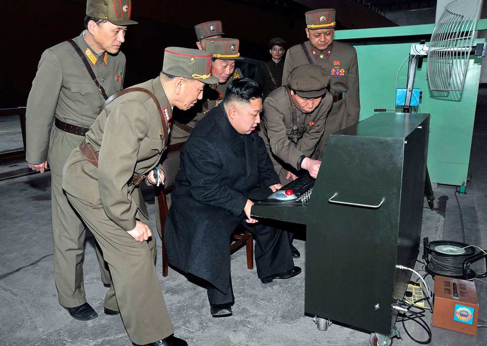 Северокорейский лидер Ким Чен Ын инспектирует командный пульт