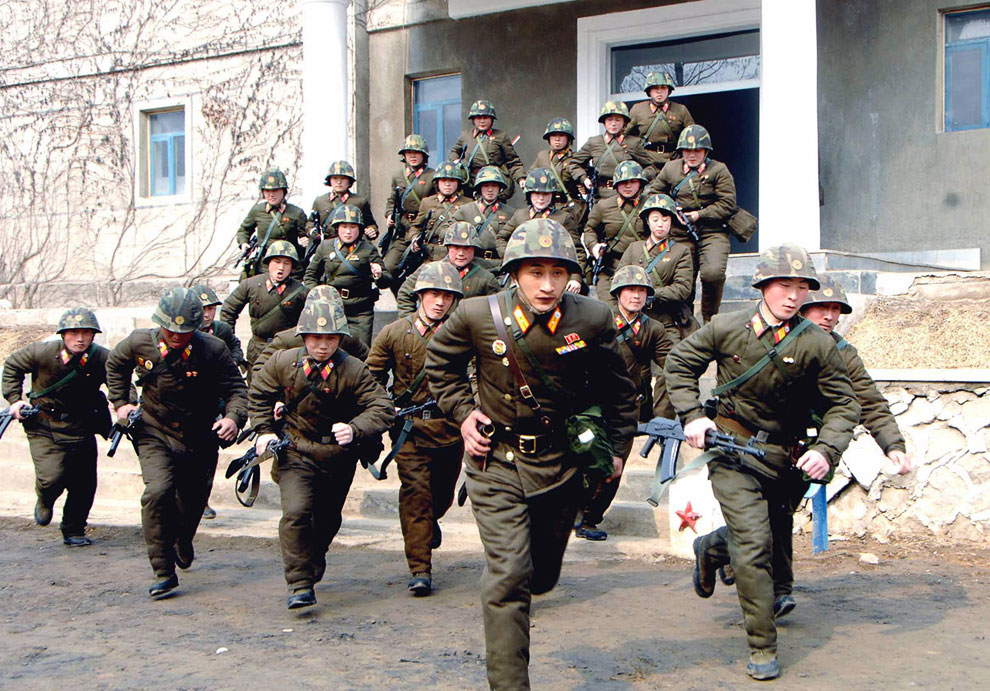 Северокорейские солдаты в неустановленном месте 6 марта 2013