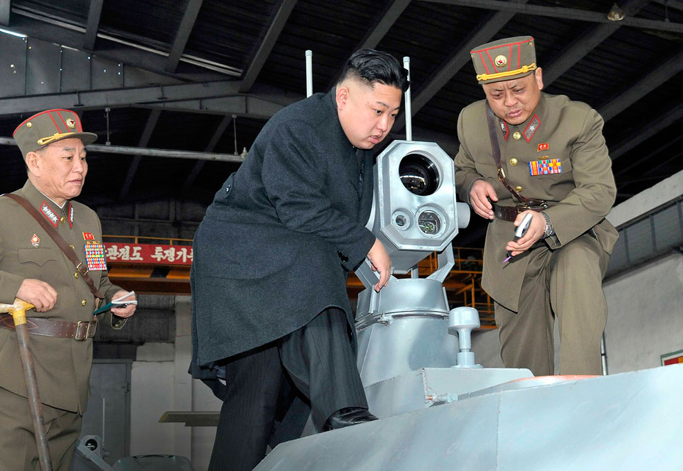 Ким Чен Ын осматривает какое-то военное устройство