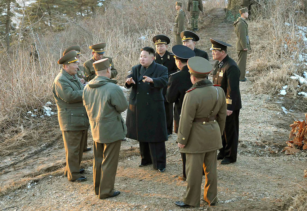 Северокорейский лидер Ким Чен Ын что-то обсуждает с военными чиновниками