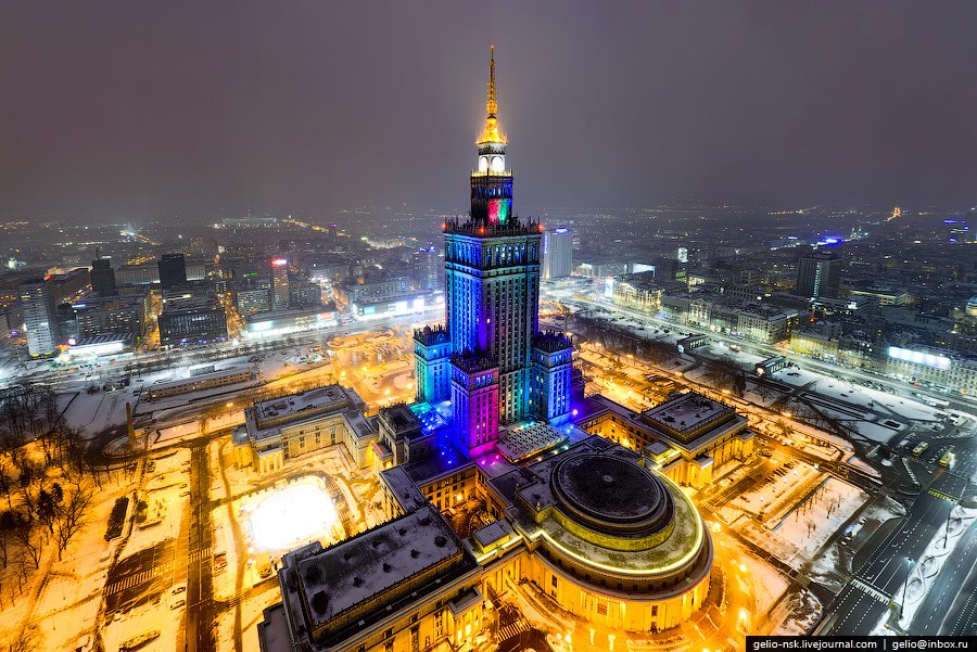 дворец Культуры и Науки в Варшаве в ночное время