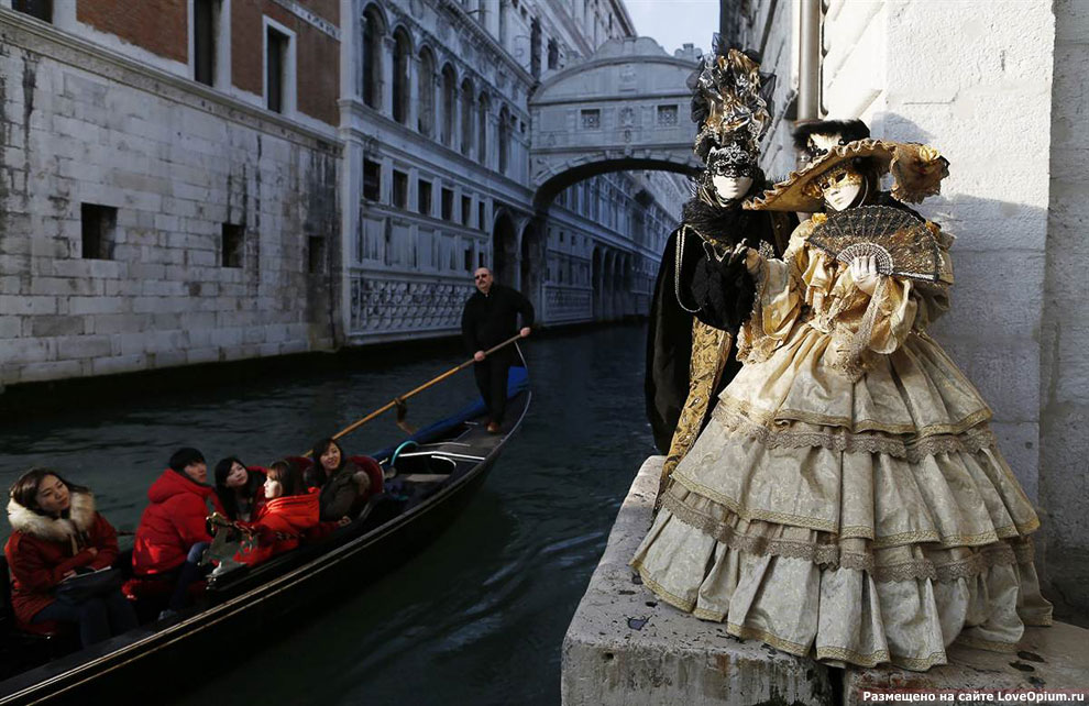 Во время венецианского карнавала на улочках города можно встретить артистов в масках в самых неожиданных местах