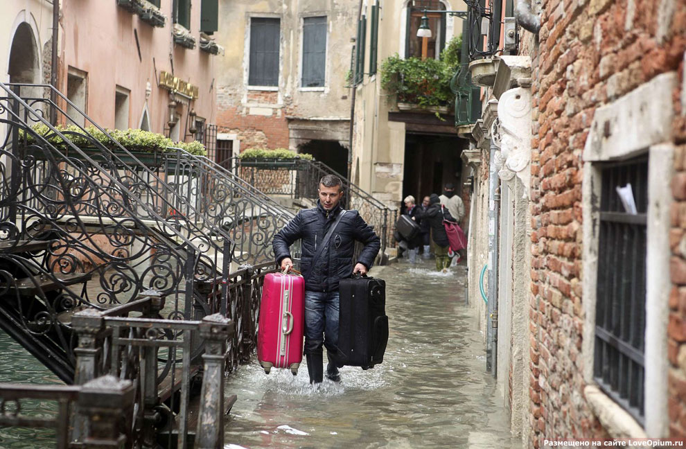 Туристы заселяются в отель во время наводнения