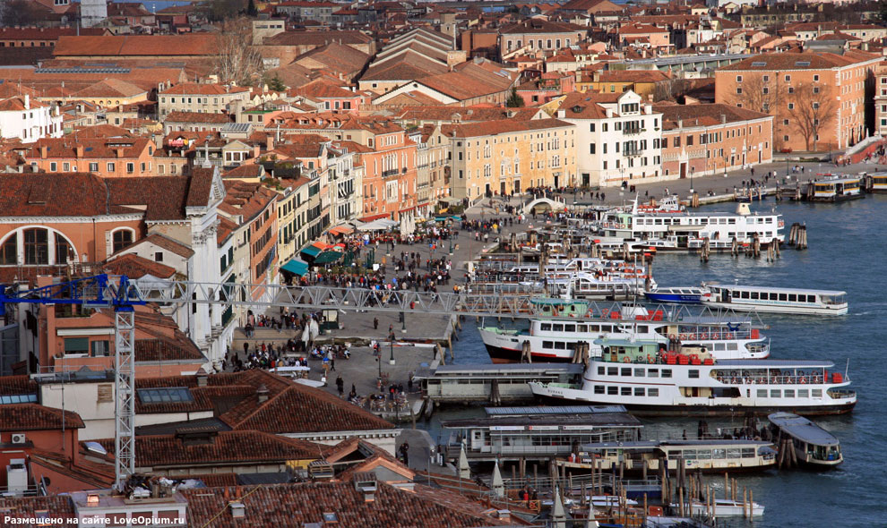 Причал для туристических катеров в центре Венеции