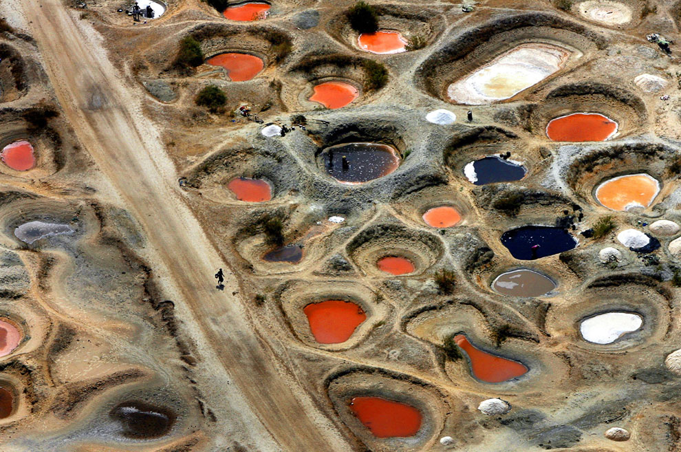 Ямы, вырытые сборщиками соли, заполненные разноцветной минеральной водой