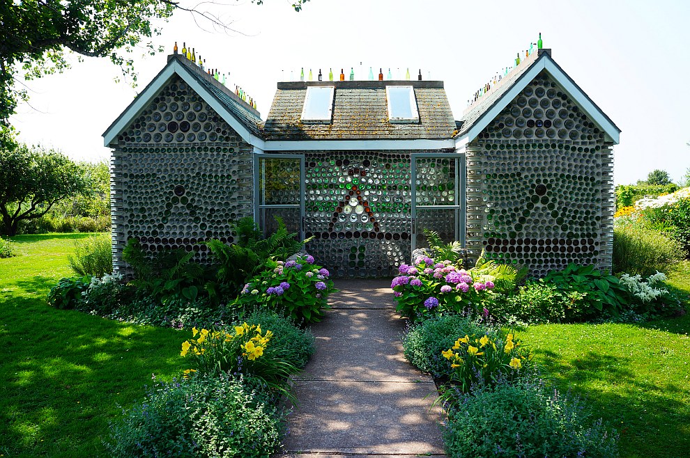 Один из трех домов, построенных Эдуардом Арсено из бутылок на острове Принца Эдуарда на юго-востоке Канады