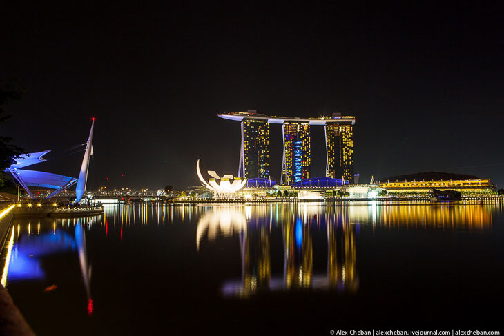 Отражения ночного Сингапура