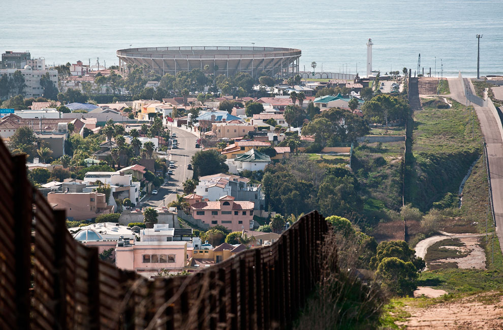 На границе США и Мексики. Слева — Тихуана — город на северо-западе Мексики, крупнейший в штате Нижняя Калифорния и самый западный во всей Латинской Америке, впереди — Тихий океан