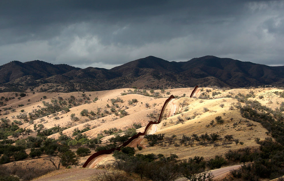 Забор на границе США и Мексики недалеко от города Ногалес в Аризоне